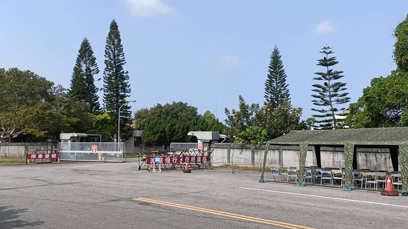 苗栗縣斗煥坪營區有一名教召人員確診COVID-19。苗栗縣政府衛生局長張蕊仙13日表示，已緊急匡列營區相關接觸者漏夜採檢PCR，262人全數陰性，其中50名高風險者陸續送返鄉居家隔離。（民眾提供） (圖：中央社)