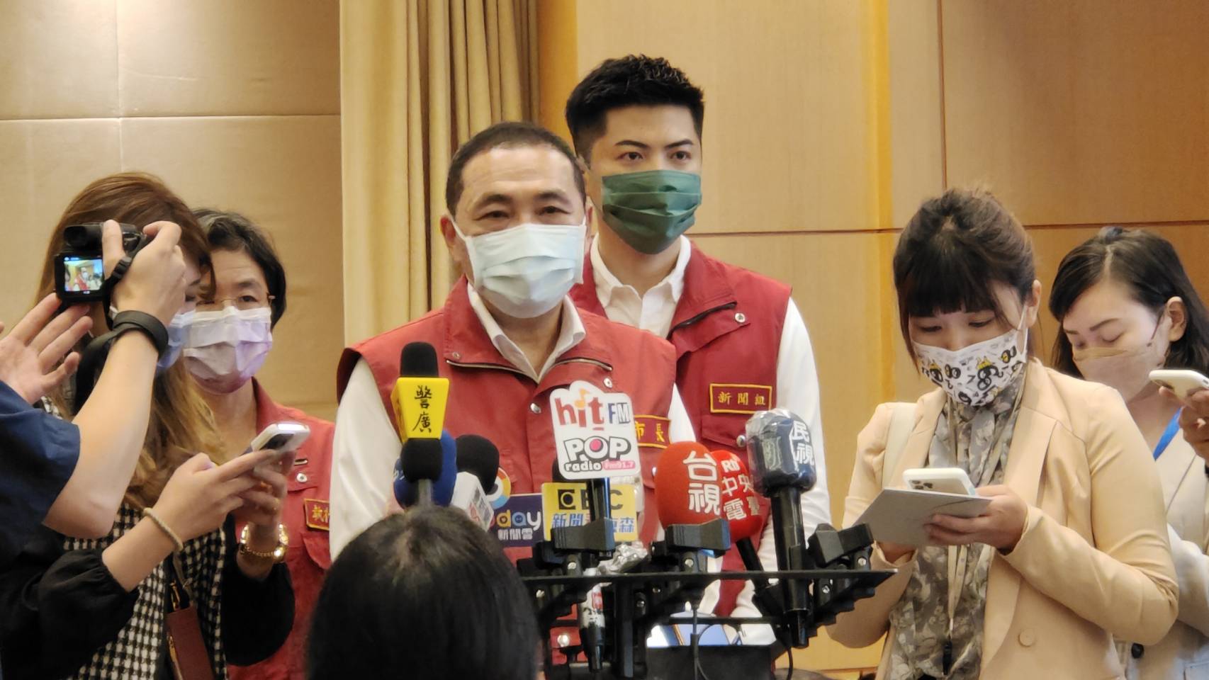 新北市長侯友宜表示，尊重教育部新公布的停課標準。(王韋婷攝)