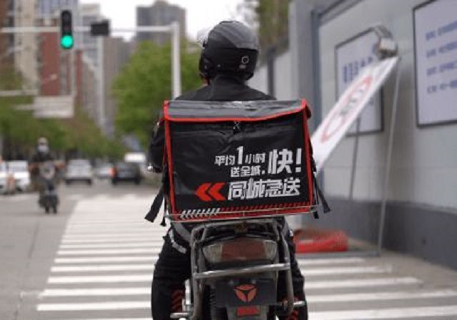 順豐同城旗下一名外送員日賺人民幣逾萬元，引發輿論批評發疫情財後，上海市監局13日要求電商平台制止外送員惡意加價，變相要求打賞。(圖取自微博)
