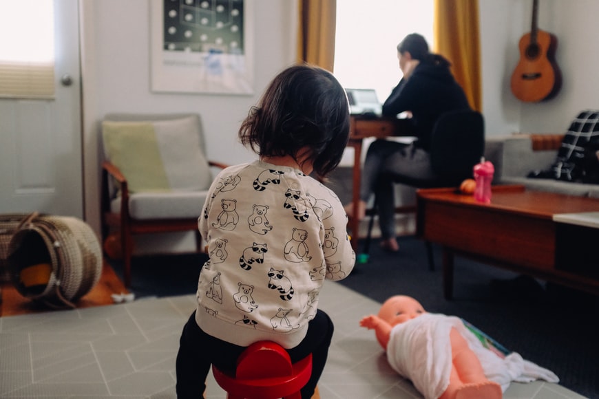 輕症居家照護 防疫保單理賠原則3方向研議  (示意圖/charlesdeluvio/Unsplash)