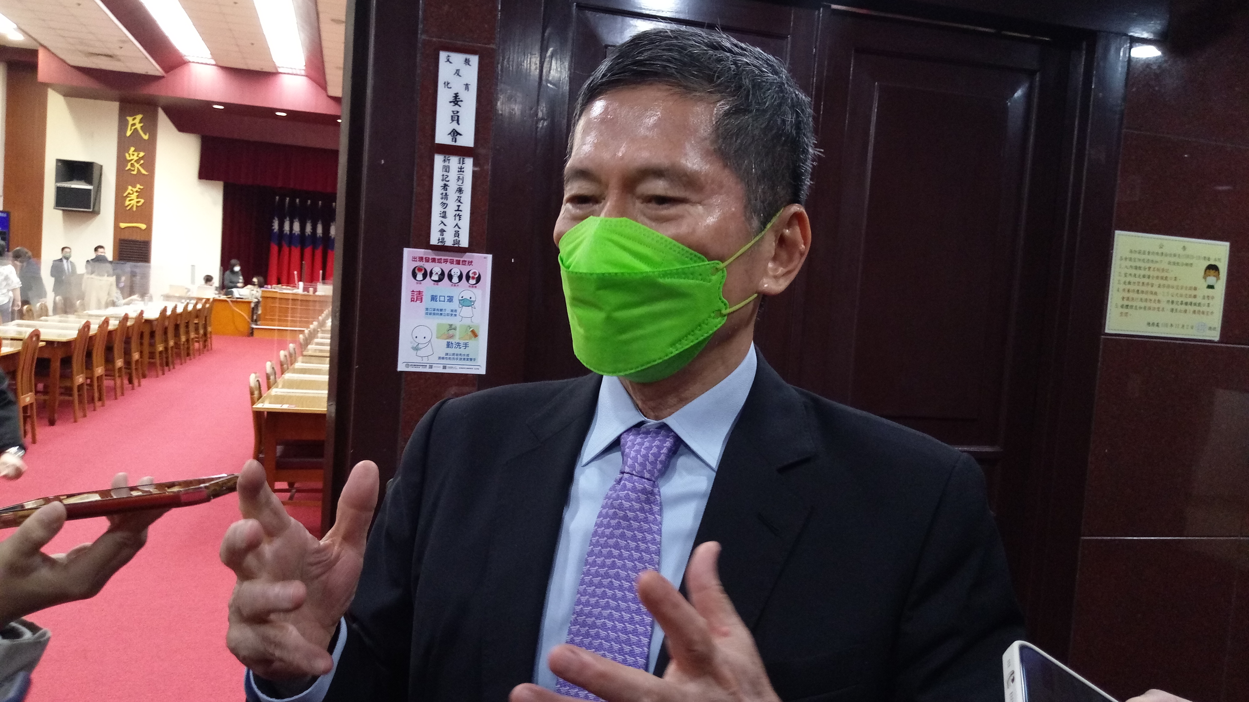 文化部長李永得在立法院會議休息時間，進一步說明中正紀念堂轉型設計徵圖活動。(陳國維 攝)