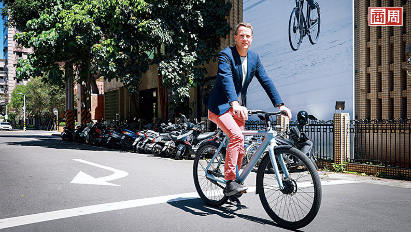 VanMoof執行長提斯（圖）正騎著自家單車，前往台北市中正區辦公室。身為台灣女婿的他說，最喜歡這裡溫暖的氣候，適合騎單車，也是測試產品的好地方。(商業周刊／陳宗怡攝)