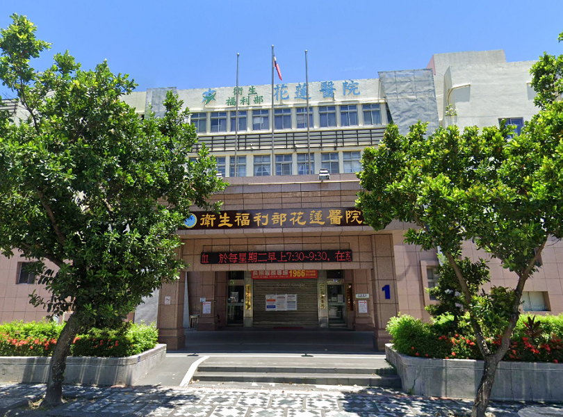 衛福部花蓮醫院爆發2起COVID-19群聚感染，總計已有87人確診。(圖：Google Map)