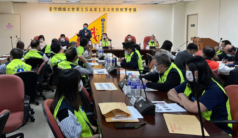交通部長王國材（後左3）15日與台灣鐵路工會溝通台鐵公司化，工會要求撤回審議中的相關草案，王國材表示，台鐵改革列車繼續開，不會撤回。會議不到1小時就不歡而散。（台鐵提供） (圖：中央社)