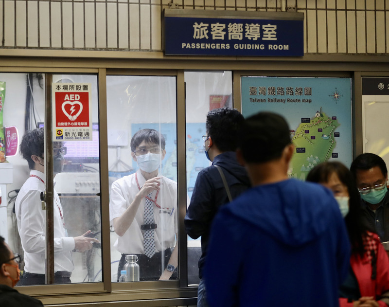 台鐵不加班危機持續擴大，在野立委今(21日)籲暫緩審查台鐵公司化條例未果。圖為台鐵工作人員與旅客溝通畫面。(圖：中央社)