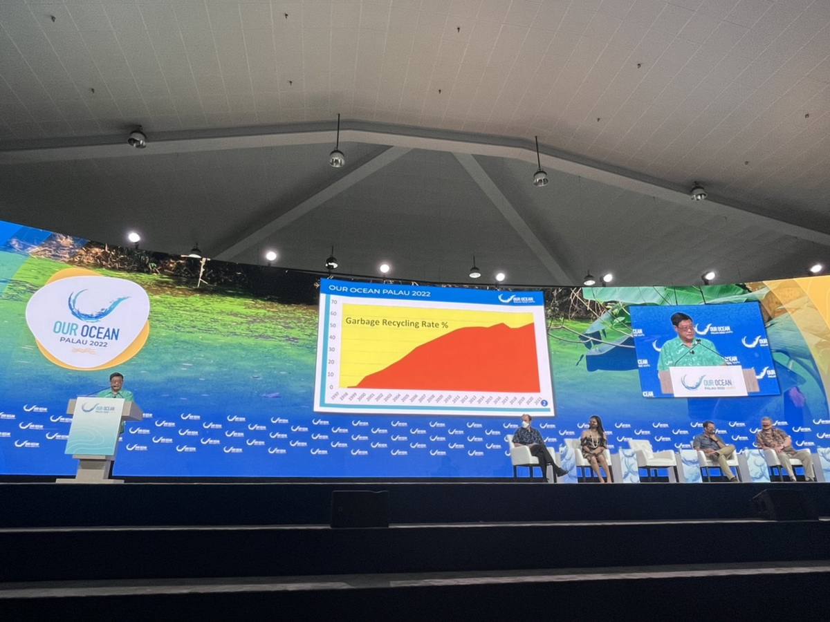 行政院環保署署長張子敬在OOC「解決海洋污染」場次發表演說，講述我國在海洋廢料處理方面的努力及成果 (外交部提供)