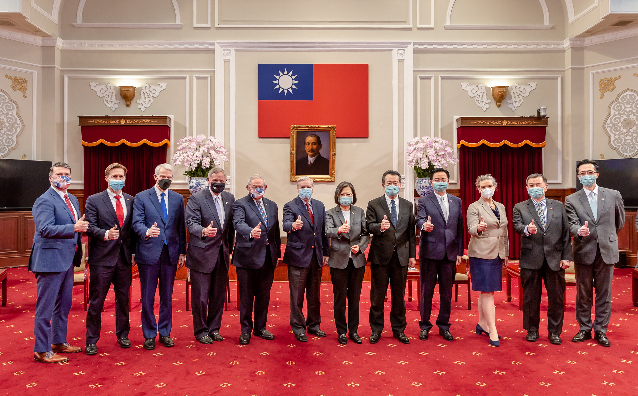 蔡英文總統(右6)接見由美國聯邦參議院預算委員會共和黨首席議員葛瑞姆(Lindsey Graham)(右7)率領的訪團。(總統府 提供)