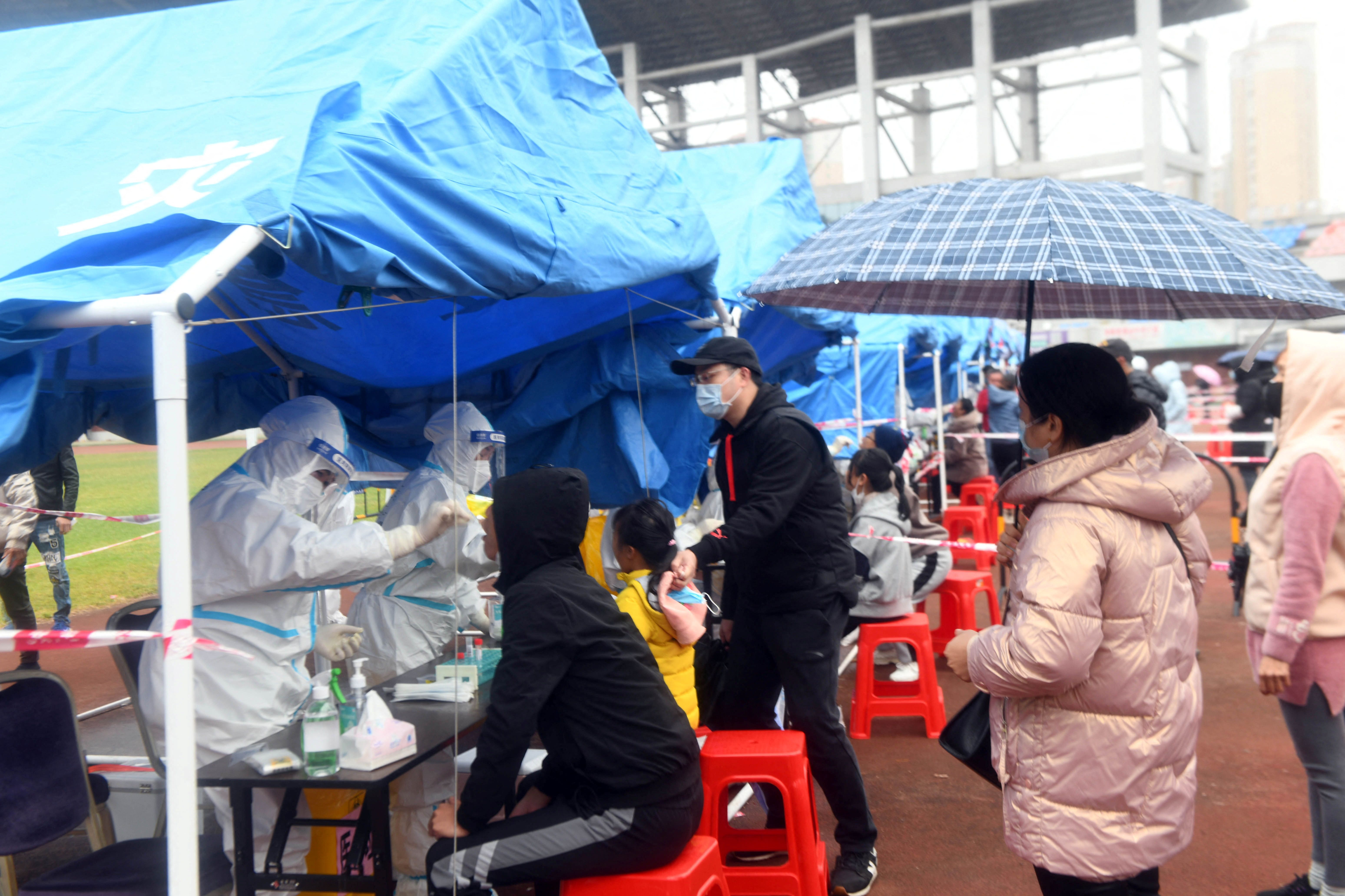 廣西東興市居民排隊做核酸檢測。(路透社/達志影像)
