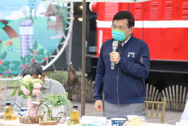交通部長王國材16日在嘉義縣座談時指出，會協助旅行團、旅客拿回更多預繳團費。(圖：中央社)
