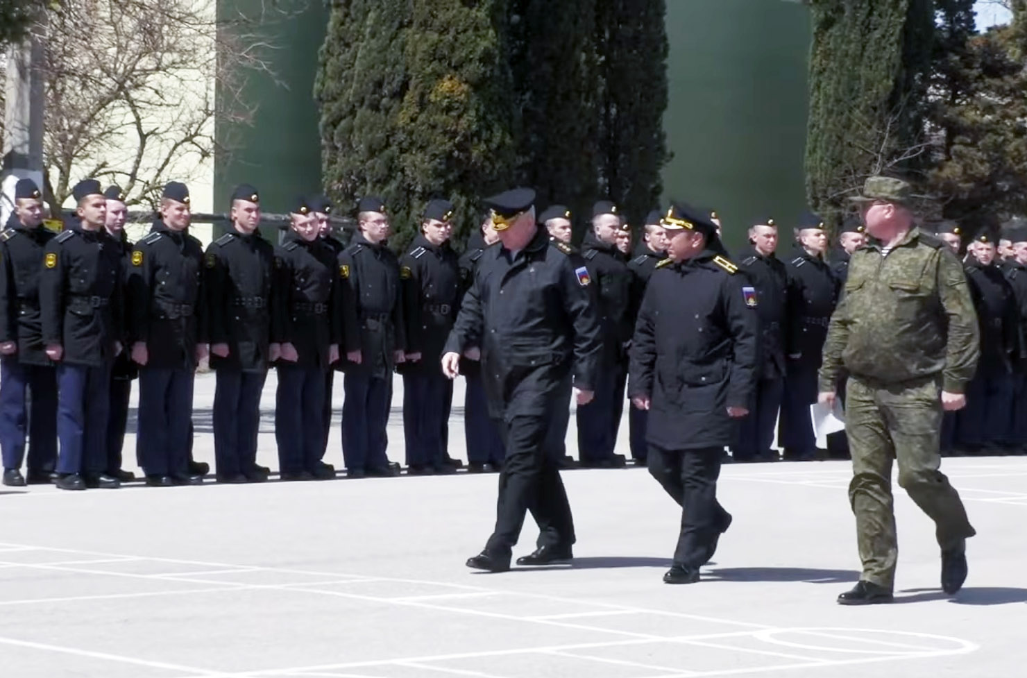 俄羅斯海軍總司令葉夫梅諾夫上將16日會見飛彈巡洋艦莫斯科號官兵。(翻攝自俄羅斯國防部臉書)