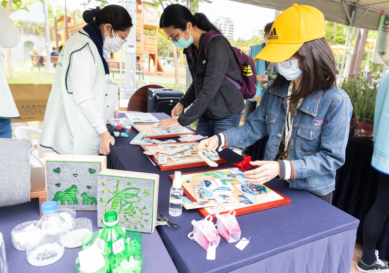 環保署等單位17日在台北市大安森林公園兒童小舞台舉辦「2022地球日－響綠生活  蔬食無痕家庭日」活動，現場有各種闖關遊戲，讓民眾瞭解如何用綠生活來投資地球。(圖：中央社)