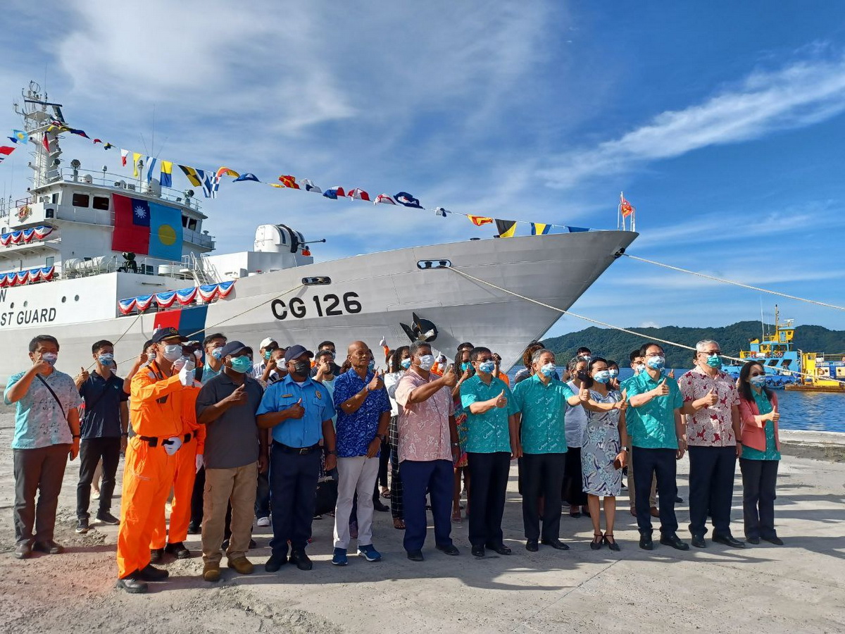 海巡署「台南艦」這次應邀前往帛琉，在我們的海洋大會期間與帛琉海巡船艦協同執行海上維安任務 (外交部提供)