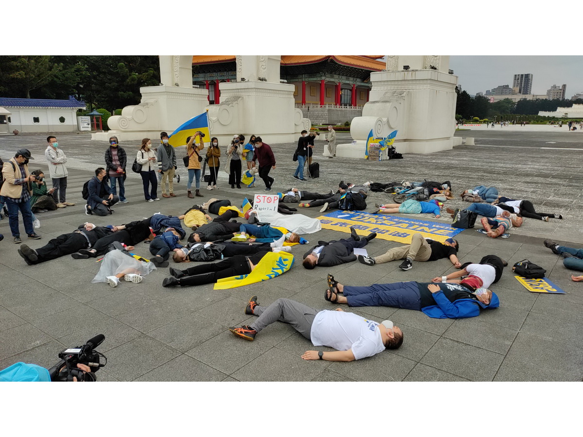 挺烏團體17日在自由廣場前舉行「假死」抗議活動，有烏克蘭僑民呼籲台灣民眾繼續與烏克蘭人站在一起 (央廣記者王照坤 攝)