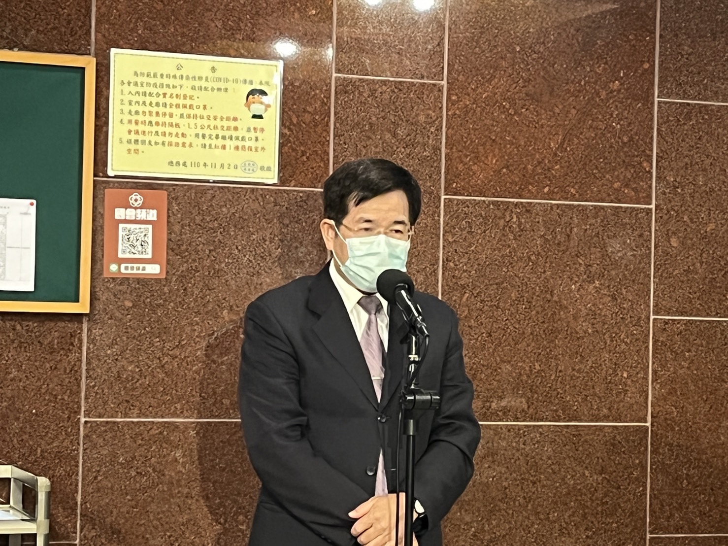 教育部長潘文忠說明兒童疫苗接種議題。(教育部提供)