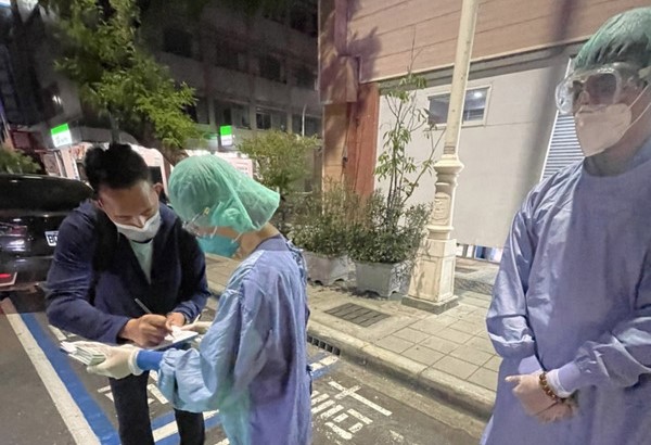 目前正在舉行的全國成棒甲組春季聯賽，參賽球隊台北興富發隊有7名COVID-19確診者，17日確定退出賽事。圖為採檢畫面。（中華民國棒球協會提供）