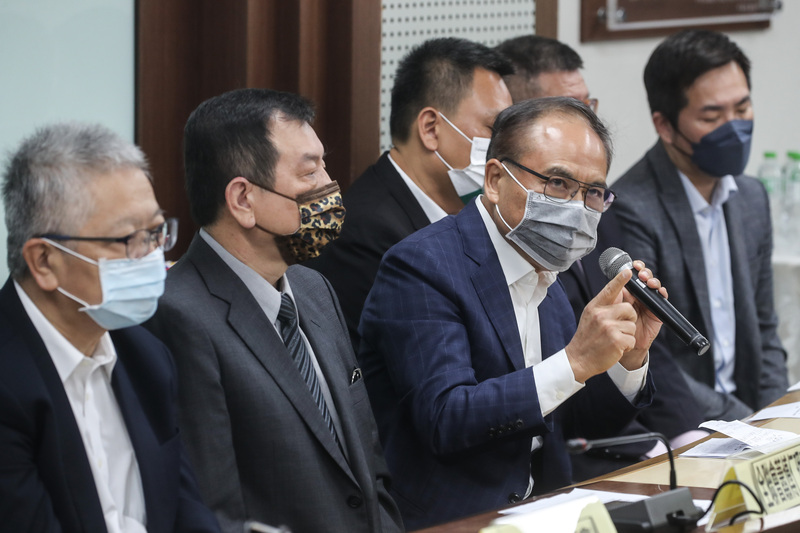 中華民國旅行商業同業公會全國聯合會19日在台北舉行記者會，理事長蕭博仁（左2）、副理事長張永成（左3）以及中華民國旅行業品質保障協會理事長許禓哲（左）等人出席，盼政府協助處理善後。(圖：中央社)
