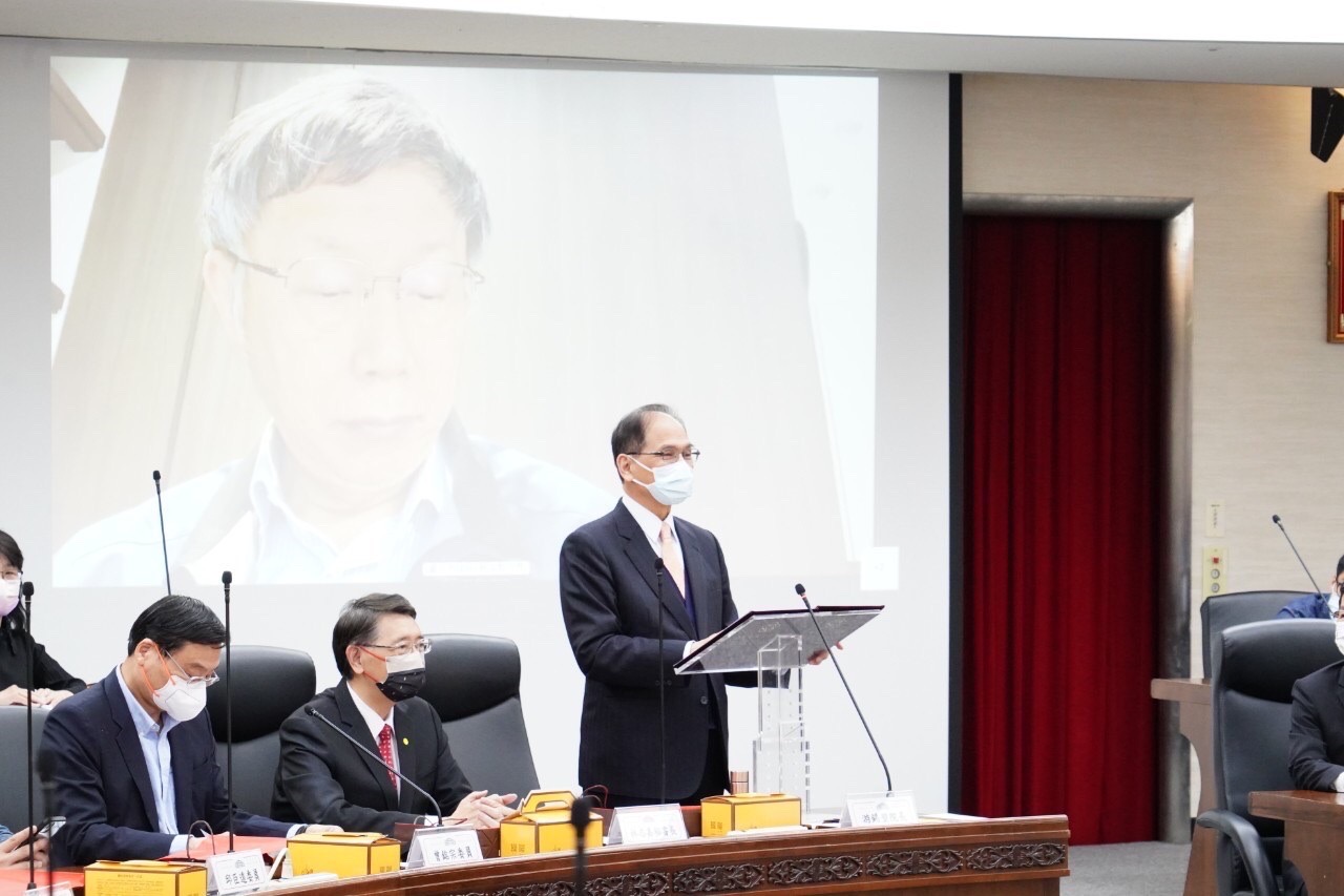 立法院長游錫堃(站立者)19日拜會台北市政府，討論立院遷建事宜，台北市長柯文哲(後方螢幕)以視訊方式與會。(北市府提供)