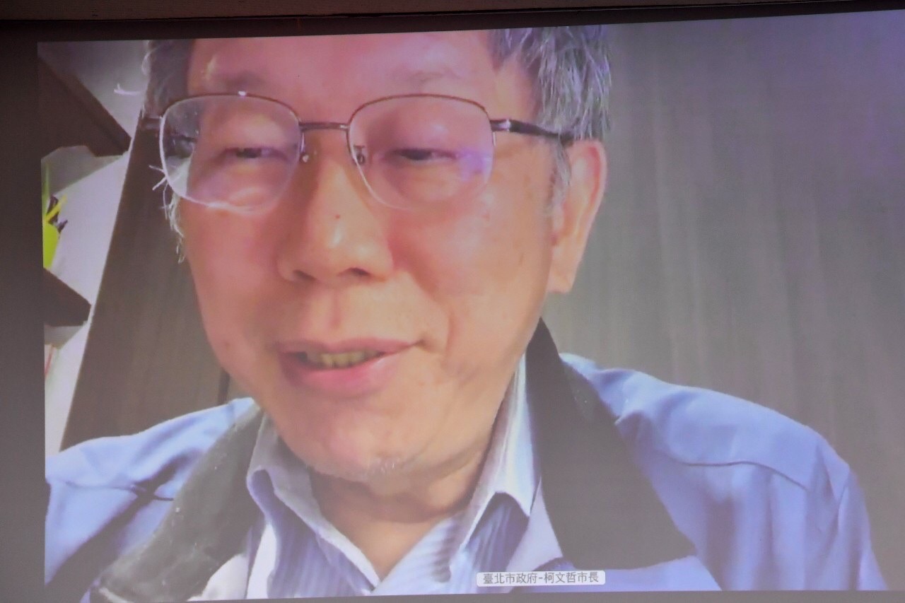 台北市長柯文哲19日透過視訊接受媒體訪問時，宣布台北市自20日起，12個行政區全面實施居家照護。(北市府提供)