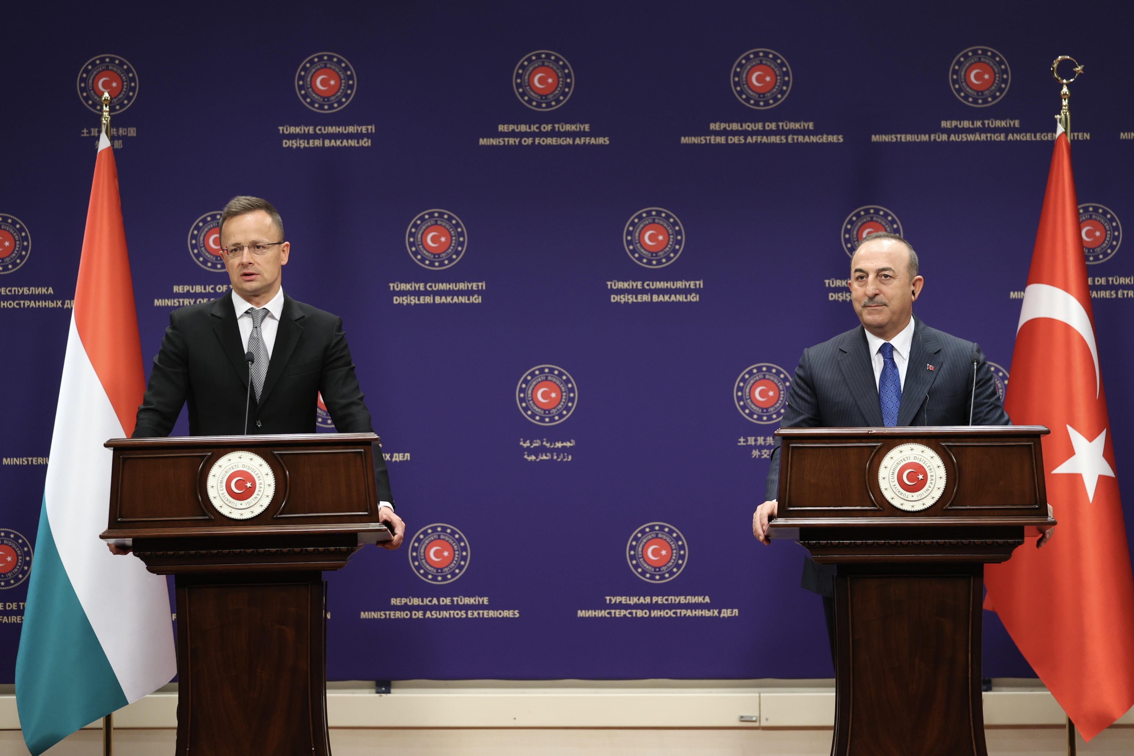 土耳其外交部長卡夫索格魯(Mevlut Cavusoglu)（右）與來訪的匈牙利外交部長西亞爾托(Peter Szijjarto)（左）舉行聯合記者會。（AFP）