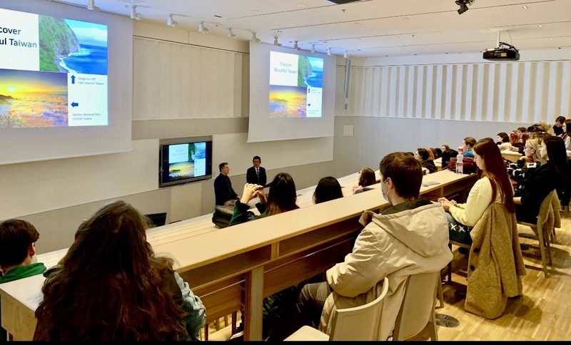 駐匈牙利代表劉世忠19日在布達佩斯卡洛里大學演講，指從地理位置、產業重要性、民主成就來看，台灣與烏克蘭難以相提並論。（駐匈牙利代表處提供） (圖：中央社)