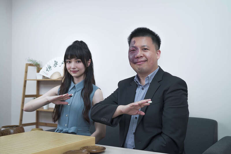 亞運圍棋代表隊總教練周俊勳(右)遭控性騷，15日晚間發文致歉，並請辭亞運圍棋總教練。(圖：中央社)