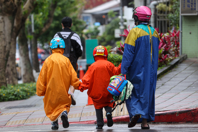 中央流行疫情指揮中心20日晚間表示，會中建議6至11歲幼童接種2劑莫德納疫苗，2劑間隔12週，每次劑量為半劑；專家也建議12至17歲青少年於第二劑間隔5個月後，接種第三劑。(圖：中央社)