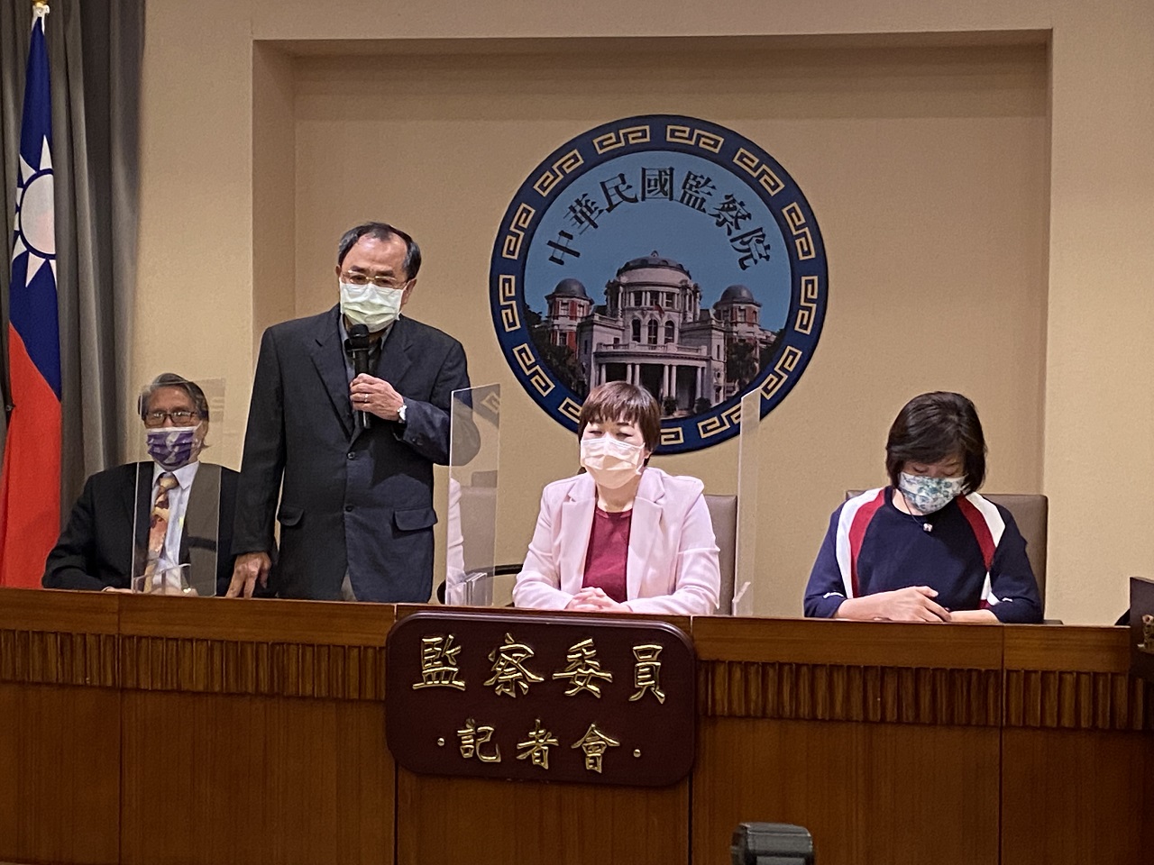監察委員鴻義章(左起)、浦忠成、葉大華與紀惠容，20日提出「莫拉克風災永久屋政策全面檢視調查案」報告。(林詠青 攝)