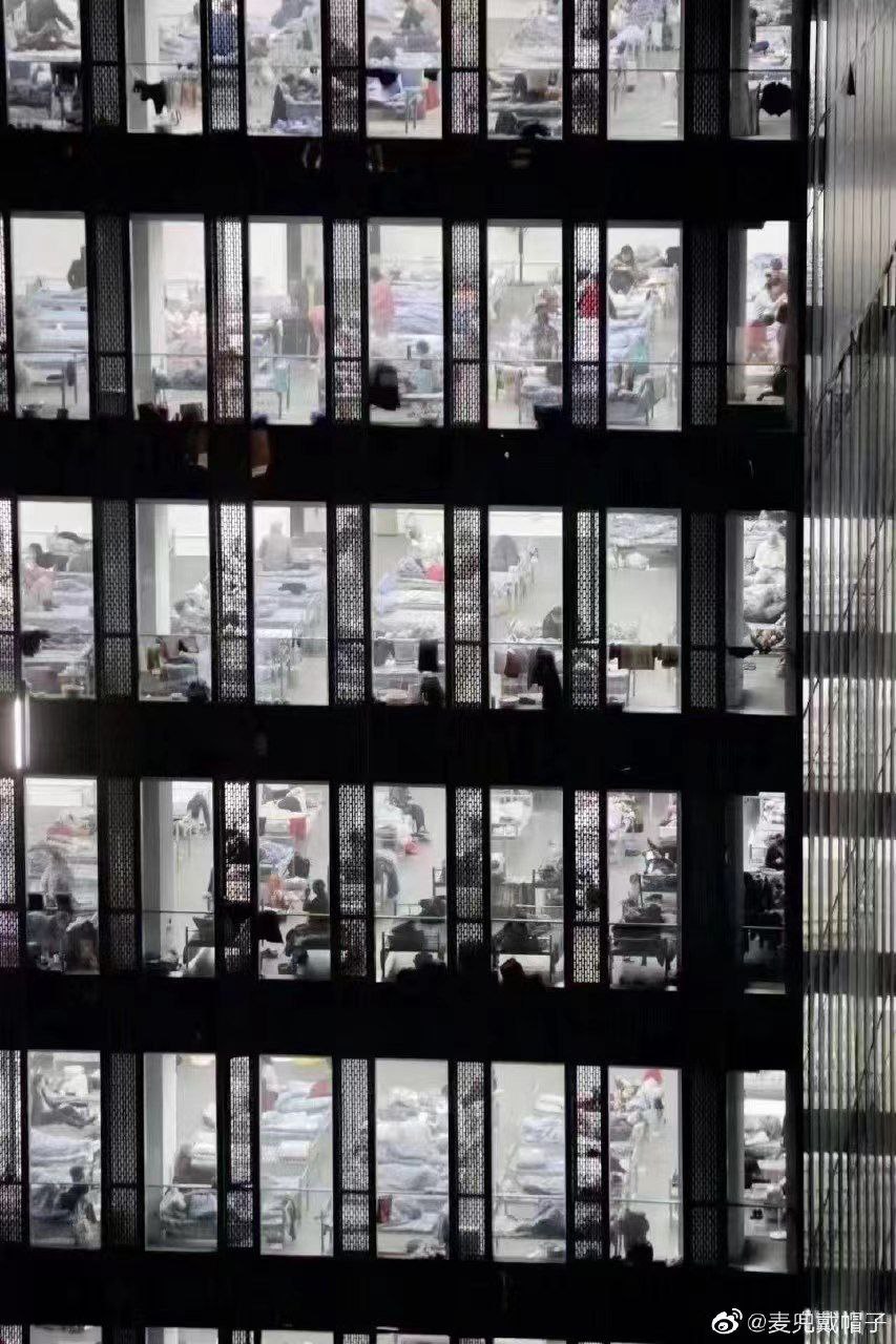 上海爆發本土疫情以來，直到日前中國官方才開始公布死亡數字，且死亡人數相當低，引發外媒質疑真實性。圖為上海的辦公大樓改建成方艙醫院，裡面收容的隔離人數更是驚人。（微博）