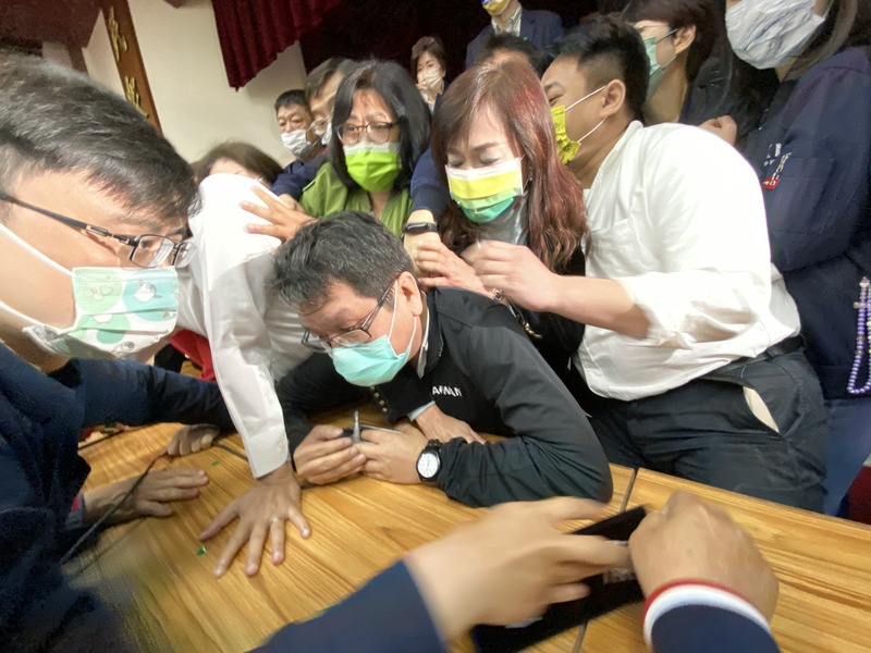 立法院財政委員會21日將續審攸關國務機要費除罪化的「會計法第99條之1條文修正草案」。立法院財政委員會召集委員、民進黨立委沈發惠（圖中戴手錶者）在財委會開門後，成功搶佔主席台。 (圖：中央社)