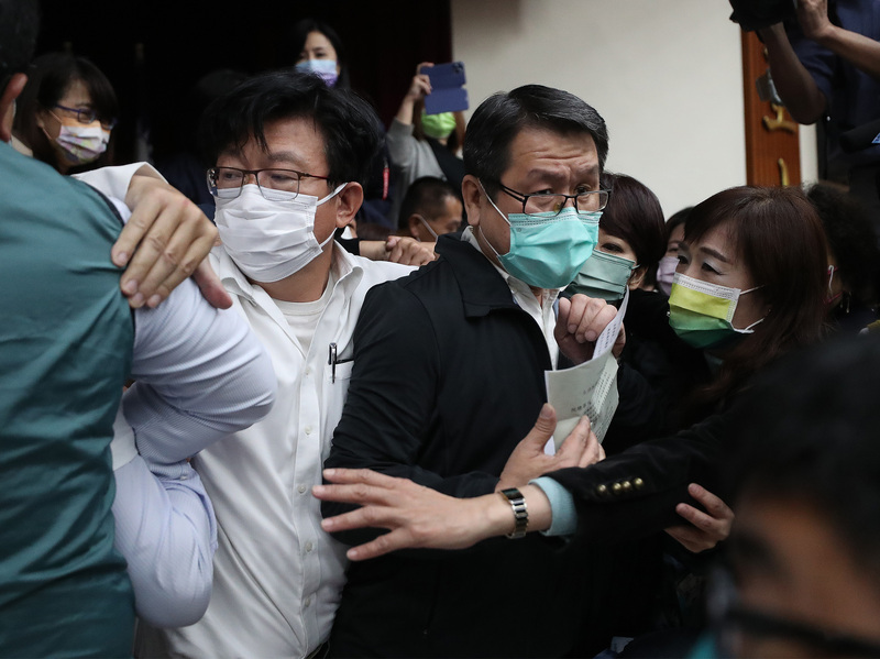 立法院財政委員會21日將續審攸關國務機要費除罪化的會計法第99條之1條文修正草案；一早財政委員會開門後，會議主席、民進黨立委沈發惠（前右2）成功搶占主席台。 (圖：中央社)