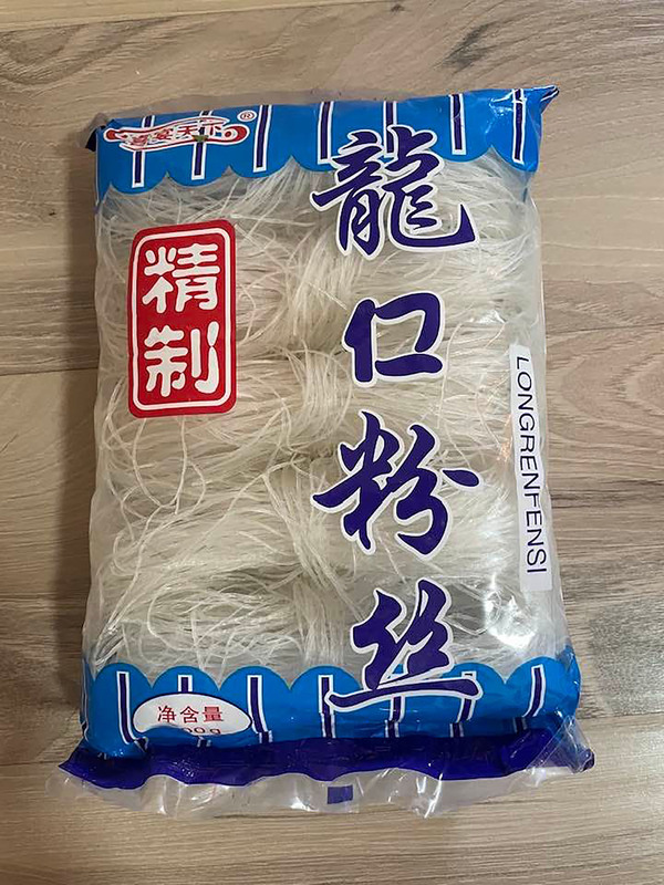 「龍仁粉絲」是近日揚州市援滬的保供物資，遭上海民眾點名品質有問題。圖為中央社記者近日收到配給物資中的龍仁粉絲。 (圖：中央社)