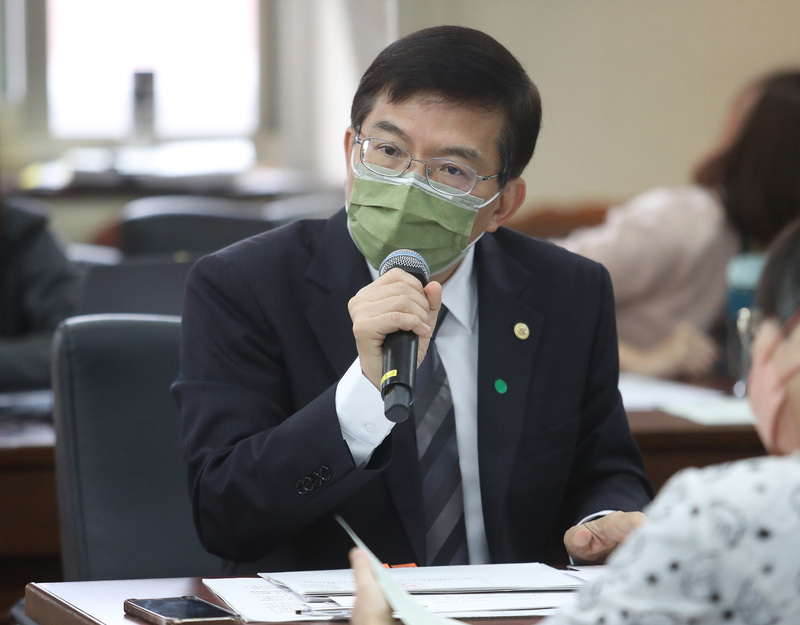 交通部長王國材也在25日接受媒體專訪時重申台鐵公司化的願景。(圖：中央社)