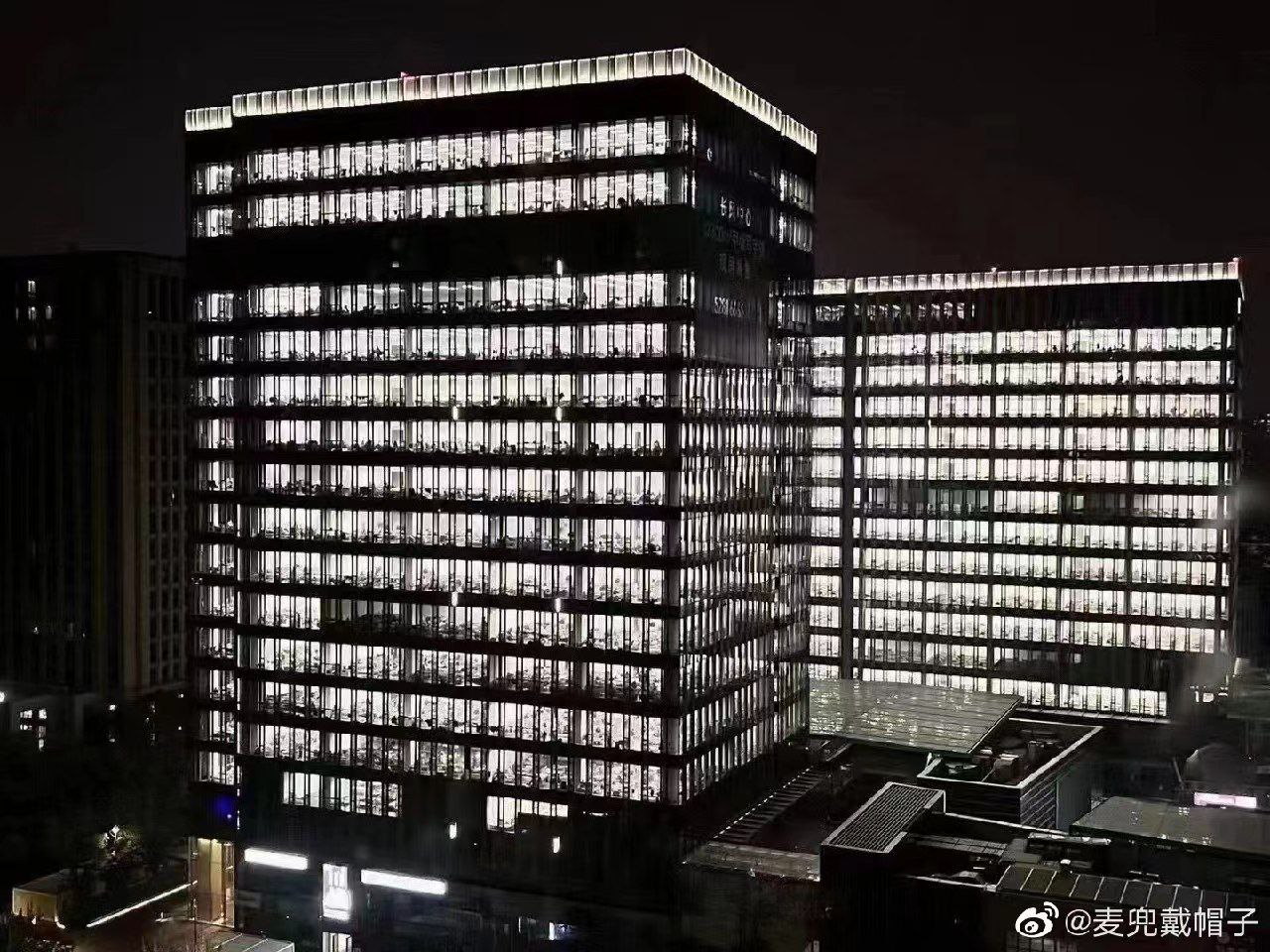 上海的辦公大樓改建成方艙醫院，裡面收容的隔離人數更是驚人。（微博）
