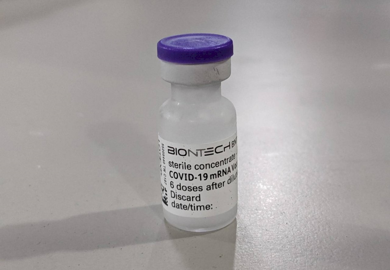 首批150萬劑輝瑞BNT疫苗包括成人與兒童劑型，將於5月到貨。(指揮中心提供)