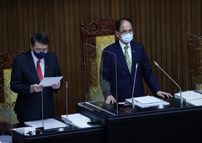 本土疫情大爆發， 紓困條例延長1年，立法院長游錫堃（ 右）宣告逕付二讀。(圖：中央社)