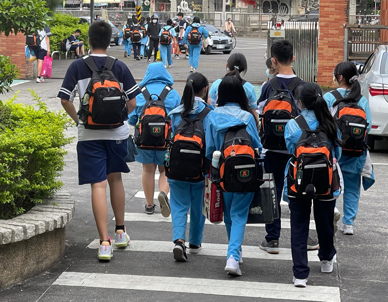 北市府鼓勵各校下週遠距教學。圖為北市國中學生下課後陸續步出校園。 (圖：中央社)