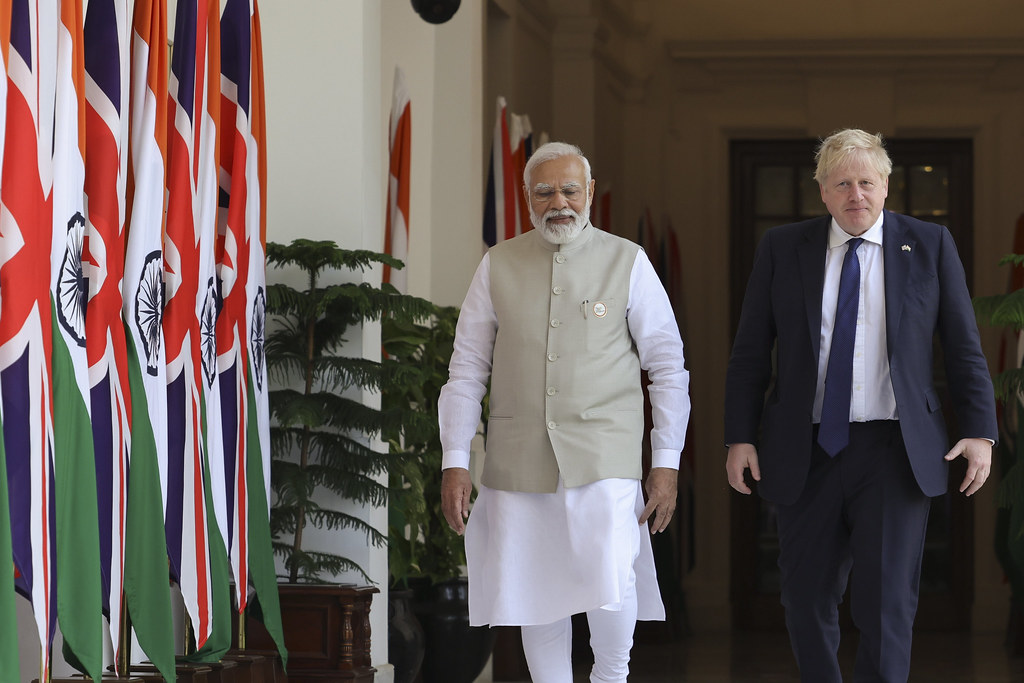 英國首相強生(Boris Johnson)（右）前往印度首都新德里進行訪問。（圖：Boris Johnson/Twitter）