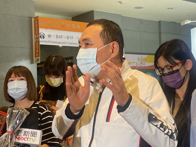 新北市長侯友宜23日表示，新北居家照護人數目前增加到4221人，居家隔離與疫情調查都要轉型，及早啟動轉變才能保住醫療量能。 (圖：中央社)