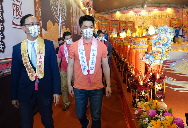 國民黨主席朱立倫(前左)24日與立委蔣萬安(前右)出席松山慈惠堂壬寅年母娘文化季護國龍神祈福法會。 (圖：中央社)