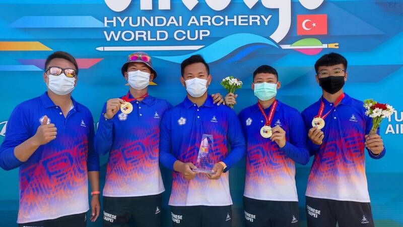 由湯智鈞（右2）、魏均珩（左2）、蘇于洋（右1）組成的台灣男子反曲弓射箭代表隊，24日在安塔利亞射箭世界盃男子團體賽奪冠。（中華民國射箭協會提供）