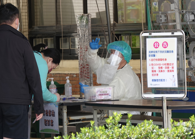 COVID-19抗病毒藥物將配送至社區藥局，提供居家照護中的確診者服用。圖為民眾前往北市聯合醫院忠孝院區篩檢。(圖：中央社)