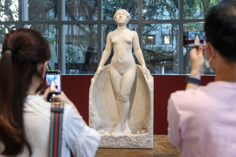 黃邦銓、林君昵執導的紀錄片「甘露水」，記錄了台灣藝術家黃土水創作的台灣首座裸女雕塑「甘露水」的百年旅程。(圖:中央社)