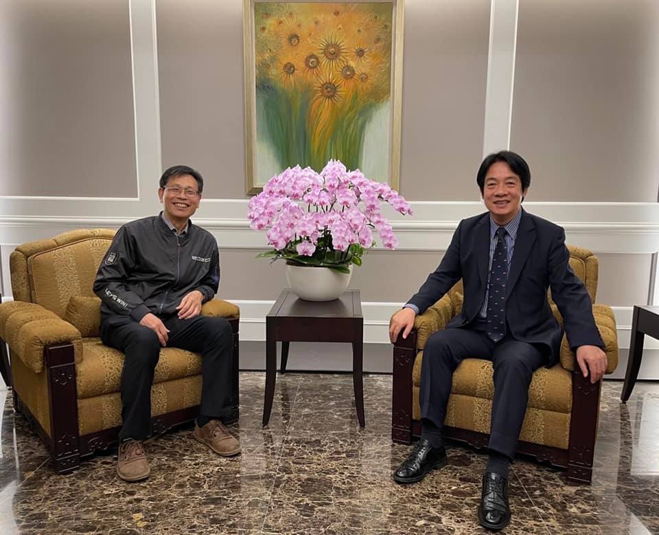 總統府國策顧問黃先柱(左)23日辭世，多年摯友副總統賴清德(右)特別取消行程趕回台南見最後一面。（圖：賴清德臉書）