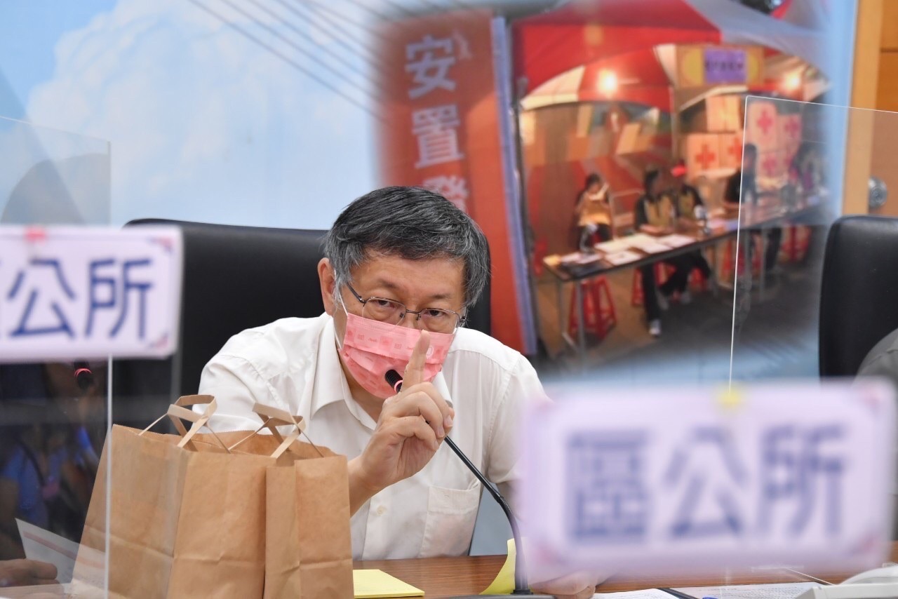 台北市長柯文哲24日視察中山區級關懷中心運作情況，並慰勞工作人員。(北市府提供)