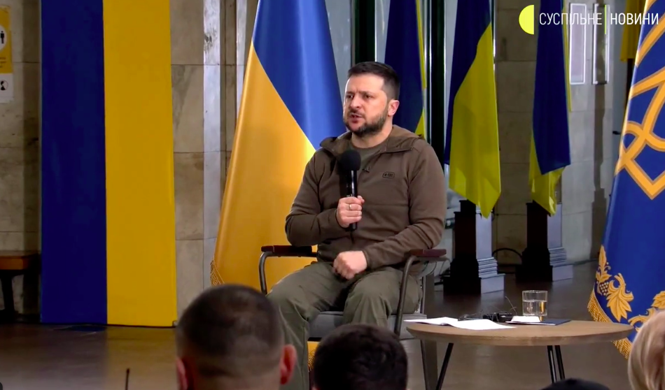 烏克蘭總統澤倫斯基在基輔地鐵系統與外國媒體會面。（翻攝烏克蘭公共新聞網畫面）