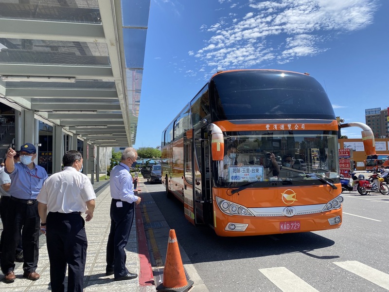 台鐵企業工會發起五一勞動節集體休假不加班，台鐵局25日上午於花蓮火車站演練交通疏運計畫推演情境，在公路總局協助下，由公路客運與遊覽車業者支援加開班車。 (圖：中央社)