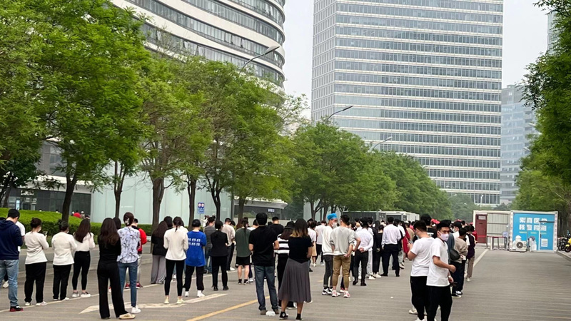 北京疫情升溫，朝陽區25日起全區進行常態化核酸檢測，當局要求民眾做完檢測後再上班。 (圖：中央社)