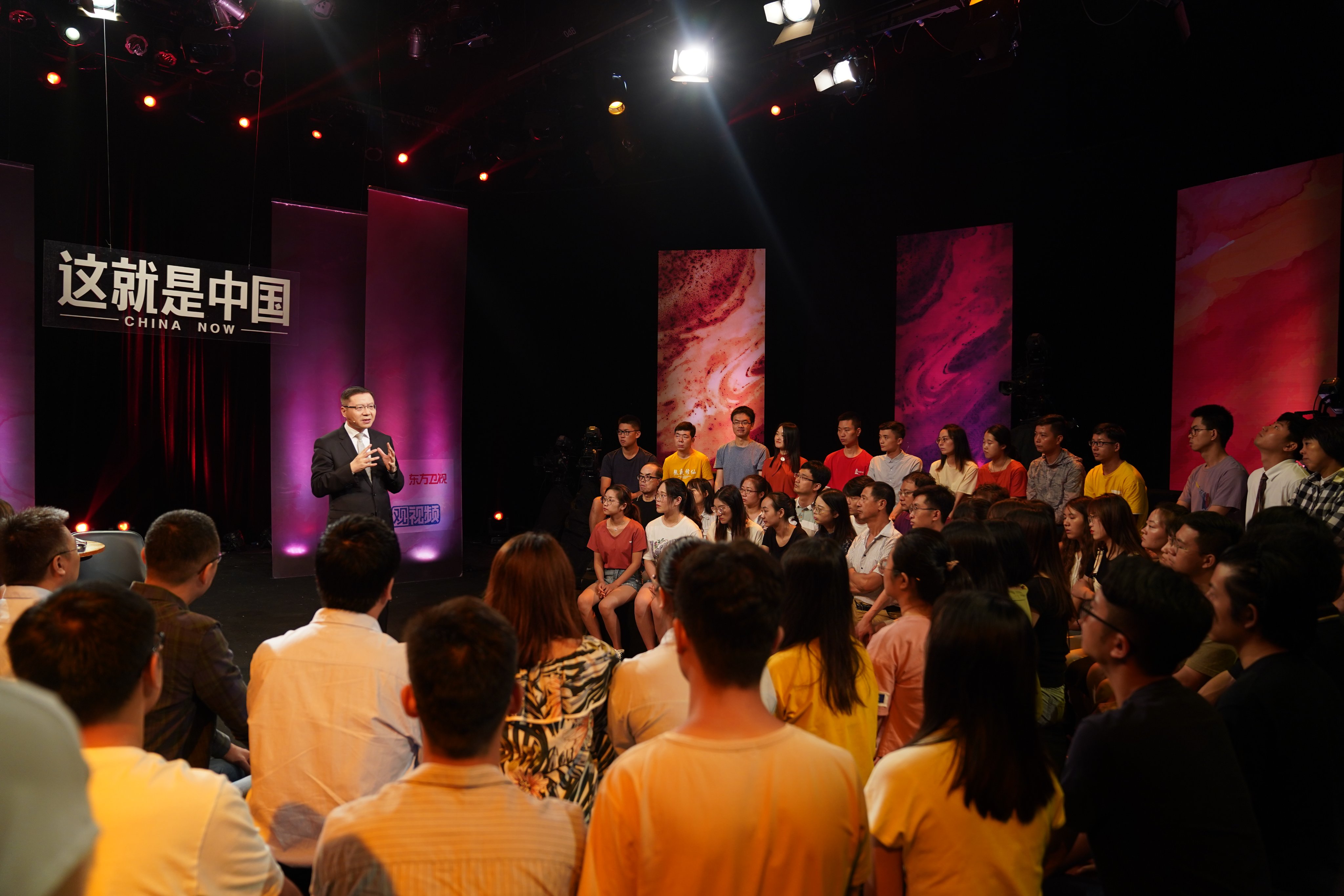 上海復旦大學教授張維為(站立者)。(微博)