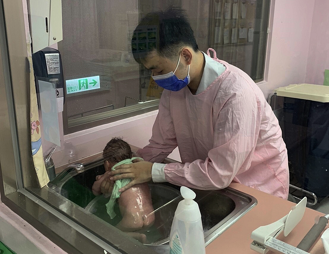 新二代張庭維目前就讀護專五年級，實習時幫新生兒洗澡，讓他覺得生命可貴。(移民署提供)