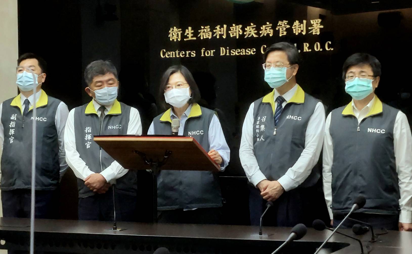 蔡英文總統(中)26日下午到中央流行疫情指揮中心視察，並說明現階段防疫4大重點。(歐陽夢萍 攝)